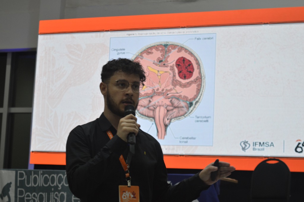 Gerley Adriano presenting medical research at IFMSA Brazil General Assembly